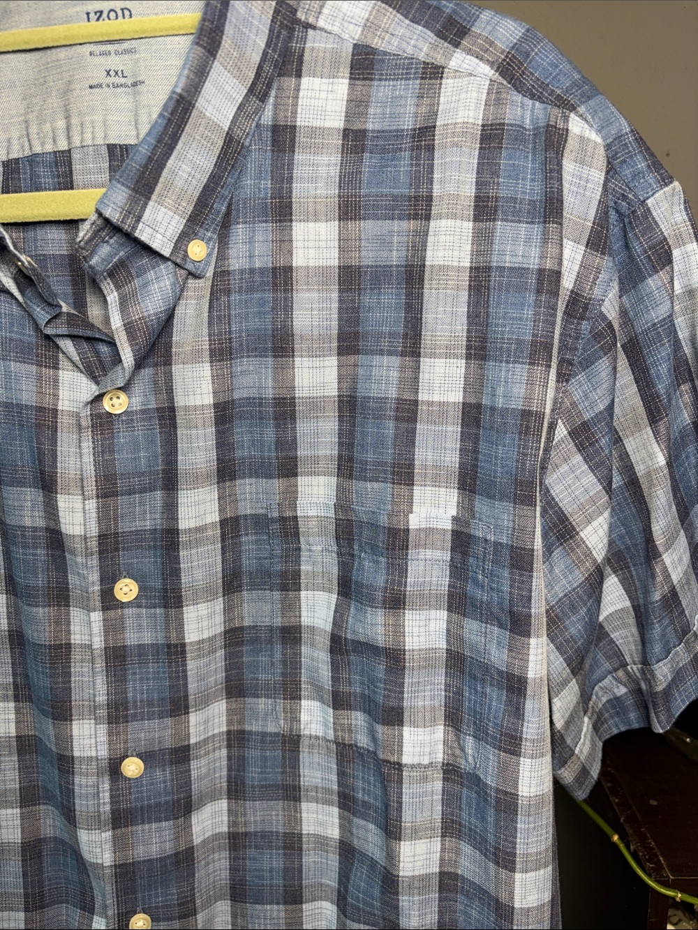 Izod Men's Short-Sleeve Plaid Button-Down Shirt in Blue and White - Picture 5 of 8